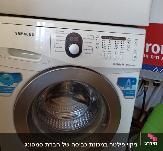 מכונת כביסה סמסונג עם לוח בקרה דיגיטלי